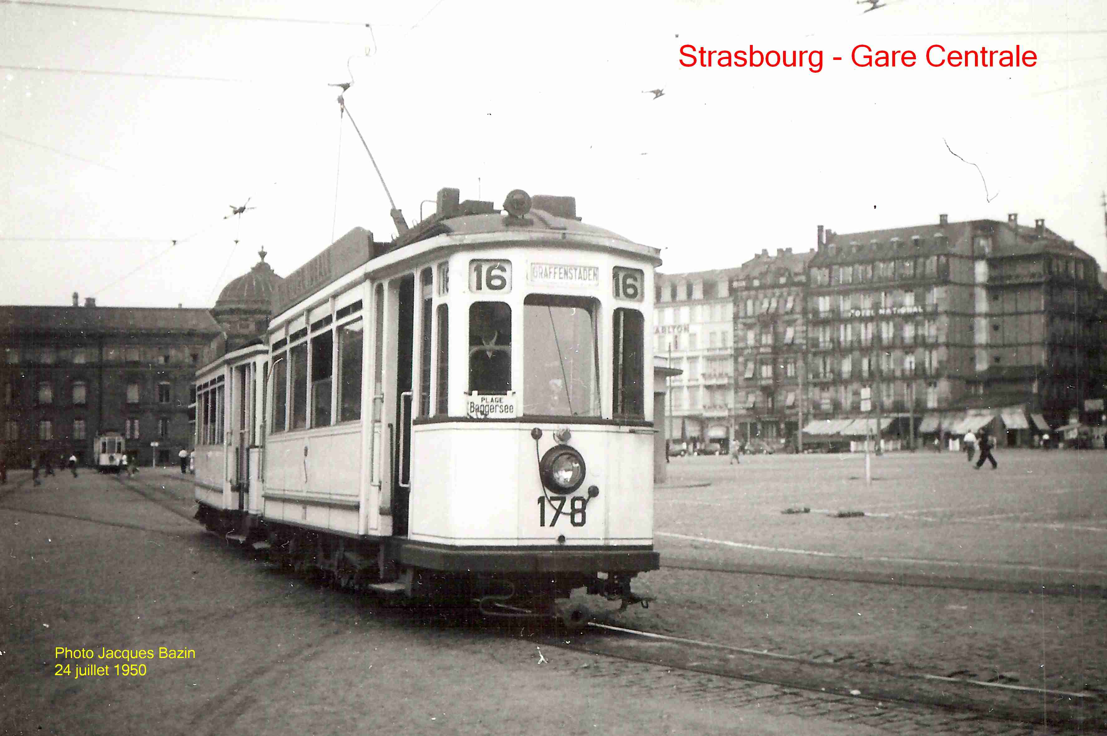 La motrice n° 178 et une remorque Place de la Gare.